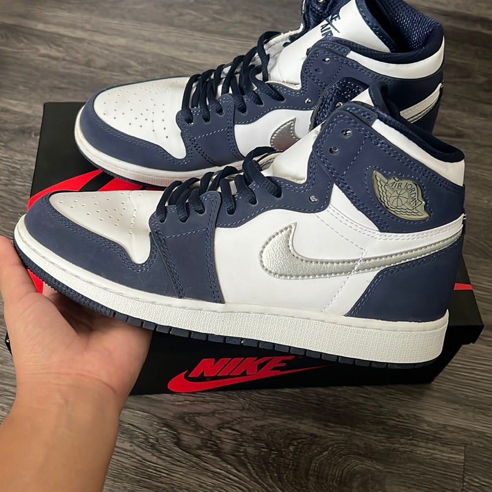 Air Jordan 1 Retro High Midnight Navy boys size 6